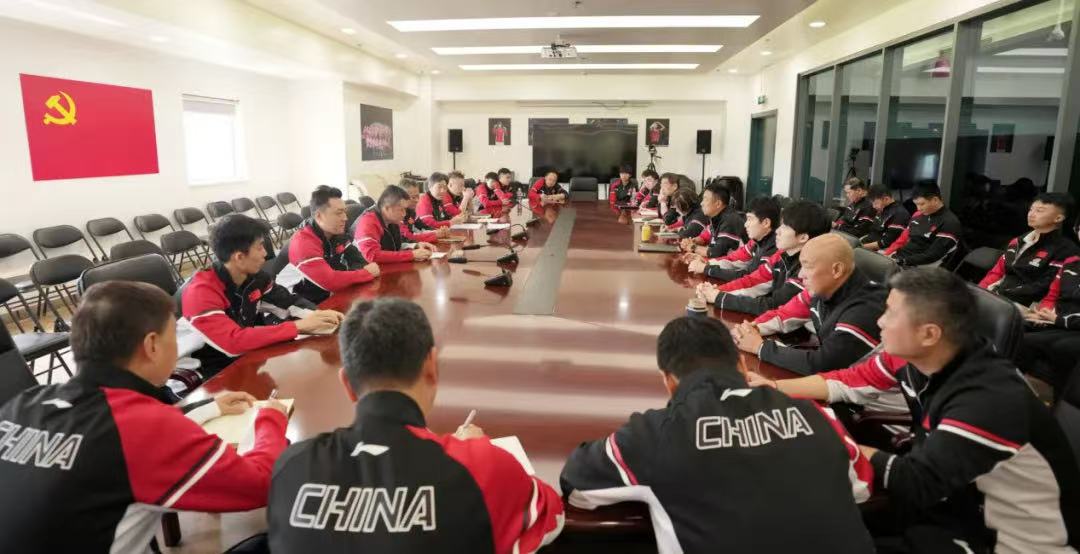 马龙要求完美刘国梁评价_马龙为刘国梁发声_