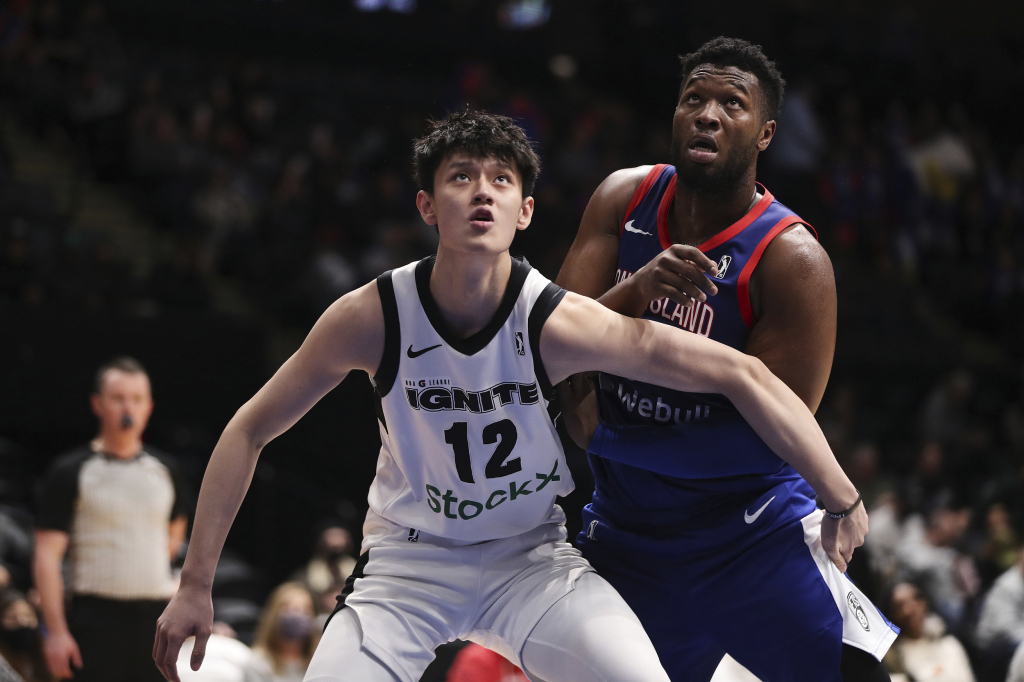 曾凡博曾加盟NBA发展联盟“点燃队”