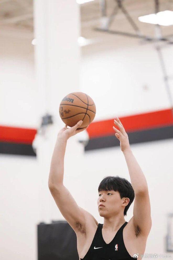 _排面!杨瀚森出席利拉德回归见面会全场欢呼,和大表哥熊抱+切蛋糕_排面!杨瀚森出席利拉德回归见面会全场欢呼,和大表哥熊抱+切蛋糕