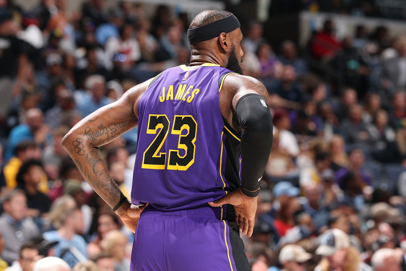 詹姆斯nba湖人_湖人詹姆斯是什么位置_