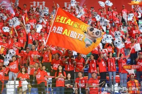 _热血盛宴！长虹500人球迷方阵携AI为“川超”助攻_热血盛宴！长虹500人球迷方阵携AI为“川超”助攻