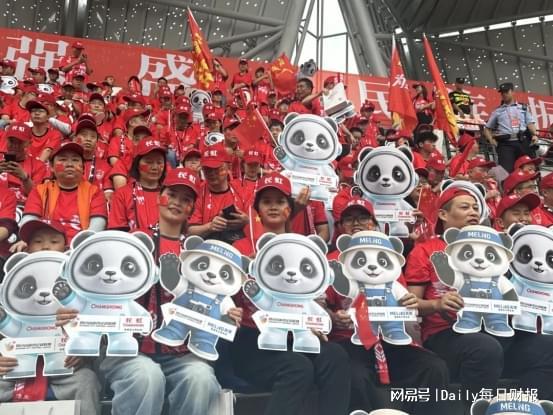 热血盛宴！长虹500人球迷方阵携AI为“川超”助攻_热血盛宴！长虹500人球迷方阵携AI为“川超”助攻_
