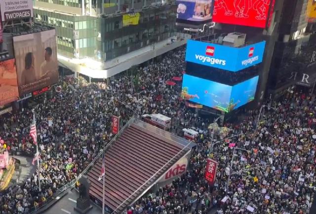当地时间10月18日，纽约的反特朗普集会现场 视频截图