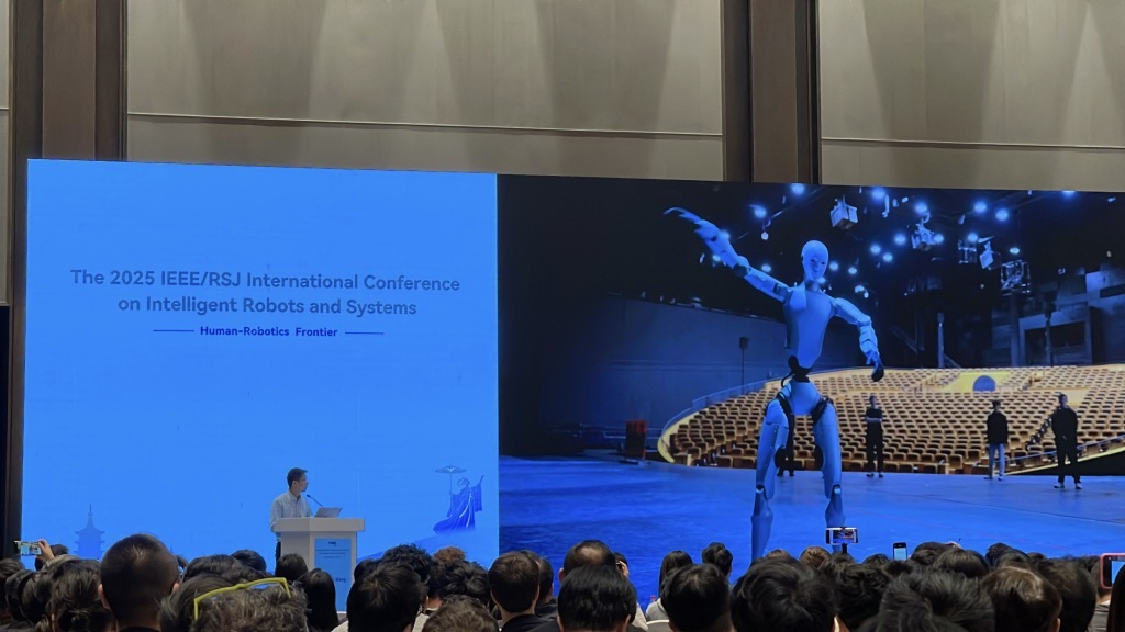 王兴兴在IROS发言。 澎湃新闻记者 秦盛 摄