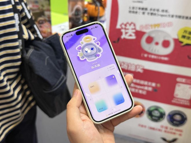 【实探】火了!AI陪伴机器人成为这场科技展“最靓的崽”!雷军、俞敏洪、朱啸虎等投资人,已出手!__【实探】火了!AI陪伴机器人成为这场科技展“最靓的崽”!雷军、俞敏洪、朱啸虎等投资人,已出手!
