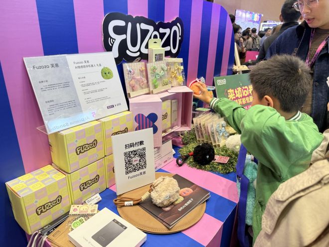 【实探】火了!AI陪伴机器人成为这场科技展“最靓的崽”!雷军、俞敏洪、朱啸虎等投资人,已出手!__【实探】火了!AI陪伴机器人成为这场科技展“最靓的崽”!雷军、俞敏洪、朱啸虎等投资人,已出手!