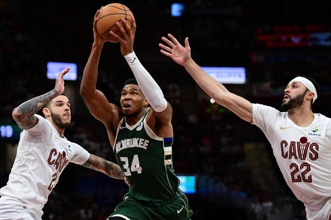 狂轰40+14+9+2+2,字母哥创2大NBA历史第1神迹!雄鹿无缘18分逆转_狂轰40+14+9+2+2,字母哥创2大NBA历史第1神迹!雄鹿无缘18分逆转_