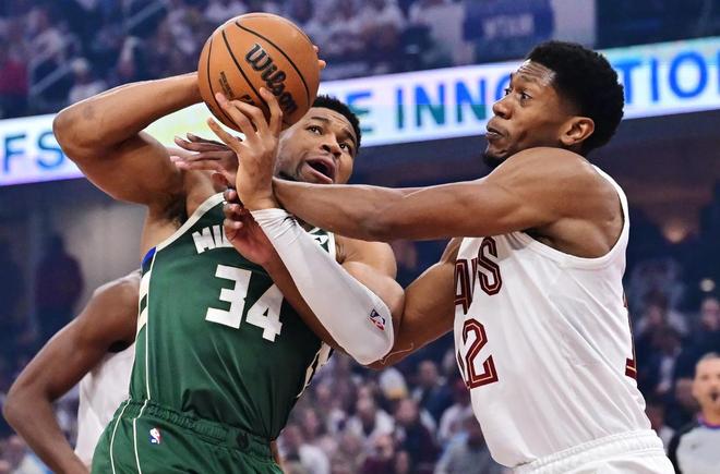 狂轰40+14+9+2+2,字母哥创2大NBA历史第1神迹!雄鹿无缘18分逆转__狂轰40+14+9+2+2,字母哥创2大NBA历史第1神迹!雄鹿无缘18分逆转