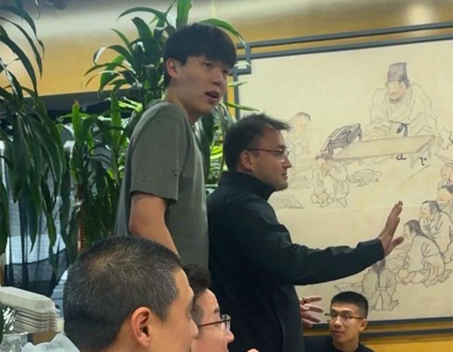 _出场时间新低,杨瀚森面临4大挑战,团队谈夜宵门:晚饭&喝的清汤_出场时间新低,杨瀚森面临4大挑战,团队谈夜宵门:晚饭&喝的清汤