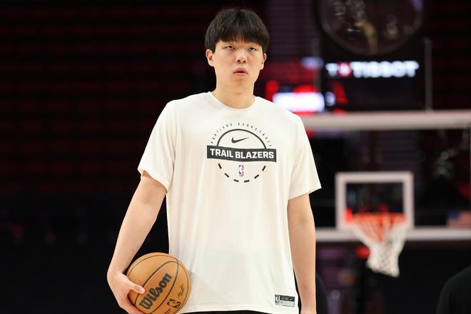 出场时间新低,杨瀚森面临4大挑战,团队谈夜宵门:晚饭&喝的清汤__出场时间新低,杨瀚森面临4大挑战,团队谈夜宵门:晚饭&喝的清汤