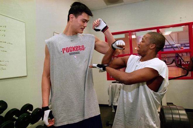 _周琦为杨瀚森给出建议!这一刻,NBA的体面被撕了个粉碎_周琦为杨瀚森给出建议!这一刻,NBA的体面被撕了个粉碎