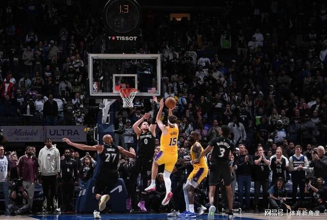 压哨绝杀，2.4亿留不留？湖人经历幸福的烦恼！__压哨绝杀，2.4亿留不留？湖人经历幸福的烦恼！