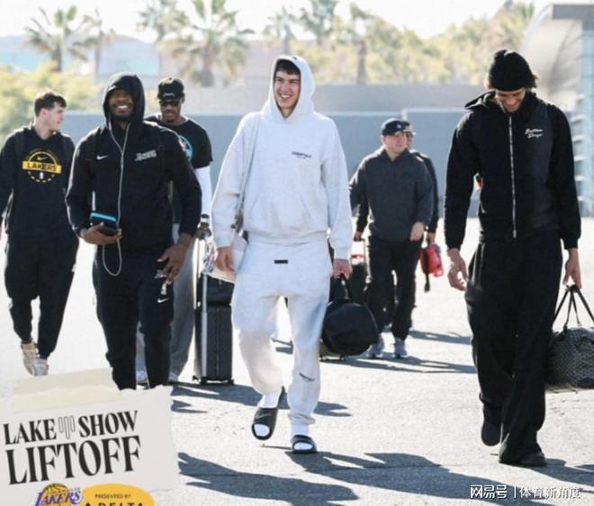 压哨绝杀，2.4亿留不留？湖人经历幸福的烦恼！__压哨绝杀，2.4亿留不留？湖人经历幸福的烦恼！